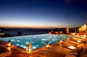 7-piscinas-de-hotel-que-son-mas-bonitas-de-noche-04